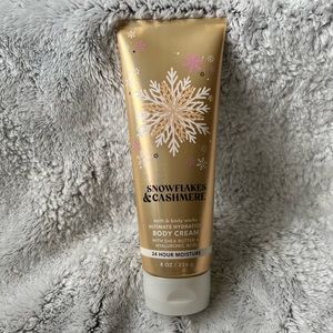 Bath & Body Works Snowflakes and Cashmere Body Cream